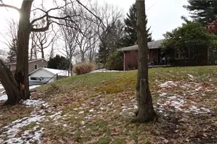 24 Hawthorne Ln, Chester, WV 26034 - Photo 4