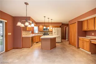 125 Edgewater Dr, Austintown, OH 44515 - Photo 2