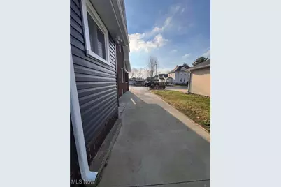 221 W 10th Street, Dover, OH 44622 - Photo 6