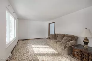 17060 Creighton Dr, Chagrin Falls, OH 44023 - Photo 4