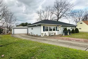 2420 Bel Aire Ln, Poland, OH 44514 - Photo 2