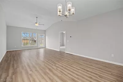 556 Eldemire Lane, Elyria, OH 44035 - Photo 4