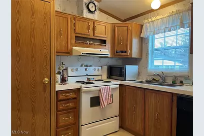 12 Maple, Olmsted Twp, OH 44138 - Photo 6