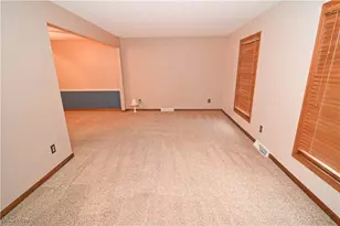 583 Wyndclift Cir, Austintown, OH 44515 - Photo 6