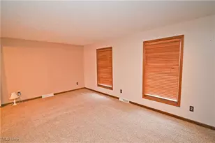 583 Wyndclift Cir, Austintown, OH 44515 - Photo 4