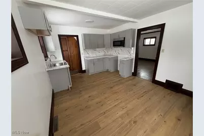 194 E Baird Avenue, Barberton, OH 44203 - Photo 2
