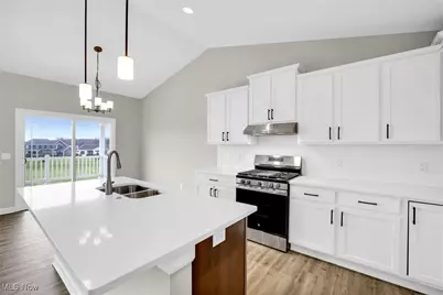 482 Meadow Trail SW, Hartville, OH 44632 - Photo 8