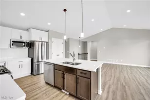 482 Mdw Trl SW, Hartville, OH 44632 - Photo 4