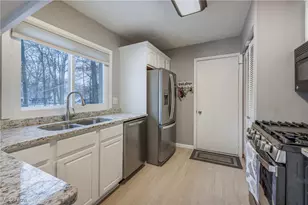 26948 Southwood Ln, Olmsted Twp, OH 44138 - Photo 8
