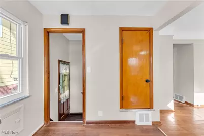 12521 Park Knoll Drive, Garfield Heights, OH 44125 - Photo 4