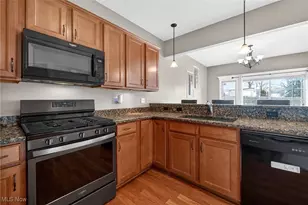 300 Lakewick Ln, Willowick, OH 44095 - Photo 8