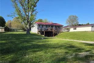 155 Sandy Dr SE, New Philadelphia, OH 44663 - Photo 2