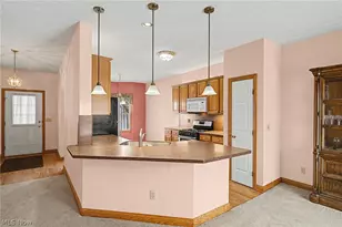 10304 Honeysuckle Ln, Grandview Heights, OH 44147 - Photo 8