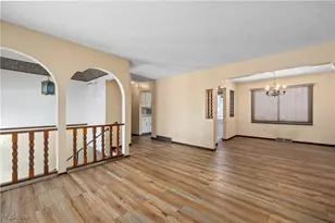 105 Northwood Hollow Ct, Amherst, OH 44001 - Photo 4