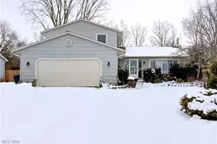 411 Oaknoll Dr, Amherst, OH 44001 - Photo 2