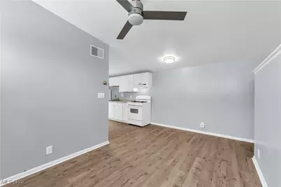 1041 W 10th Street #3, Lorain, OH 44052 - Photo 2