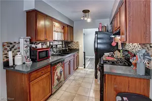 9559 Driftwood Dr, Olmsted Falls, OH 44138 - Photo 2