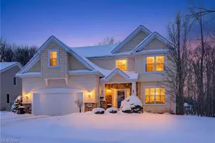 104 Bentwood Dr, Chardon, OH 44024 - Photo 2