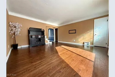 11011 Wallingford Avenue, Garfield Heights, OH 44125 - Photo 4