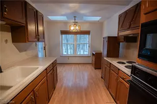 1327 Fox Run Dr, Youngstown, OH 44512 - Photo 6