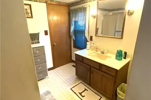 400 Lyons Ave, East Palestine, OH 44413 - Photo 22