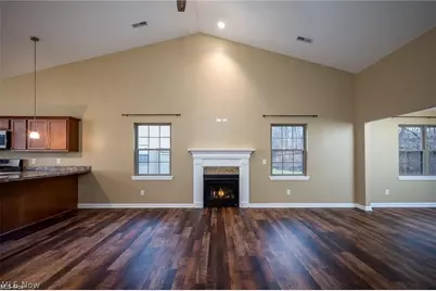 36 Hawks Landing #36, Cortland, OH 44410 - Photo 4