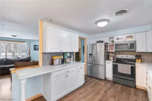 715 Carol Ln, Elyria, OH 44035 - Photo 8