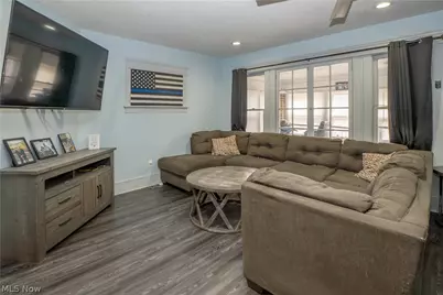 557 W Hopocan Avenue, Barberton, OH 44203 - Photo 4