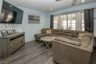 557 W Hopocan Ave, Barberton, OH 44203 - Photo 4