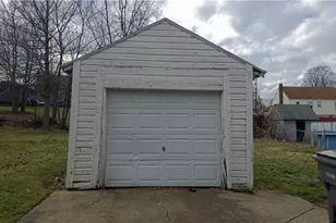 208 N Maryland Ave N, Youngstown, OH 44509 - Photo 2