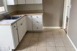 892 E 139th St, Loveland, OH 44110 - Photo 2