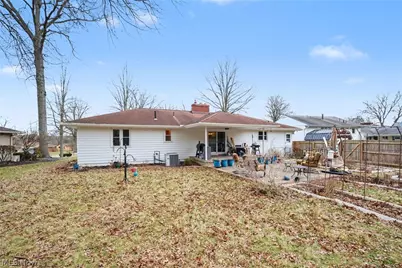 1215 Pleasant Valley Drive NE, Warren, OH 44483 - Photo 18