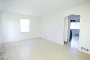 13410 Hathaway Rd, Garfield Heights, OH 44125 - Photo 4