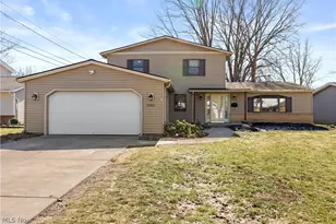 27261 Nantucket Dr, North Olmsted, OH 44070 - Photo 2