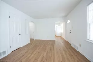 20600 Watson Rd, Maple Heights, OH 44137 - Photo 10