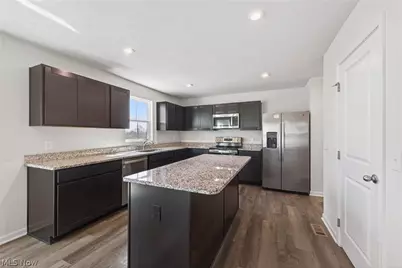 2457 Bishop Oval, Barberton, OH 44203 - Photo 6