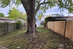 2109 W 42nd St, Loveland, OH 44113 - Photo 2