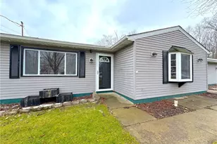 18066 Hillcrest Dr, Lake Milton, OH 44429 - Photo 2