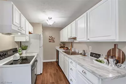26179 Raintree Boulevard #D8, Olmsted Falls, OH 44138 - Photo 12