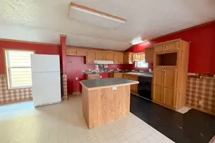 527 W 3rd St, Uhrichsville, OH 44683 - Photo 6