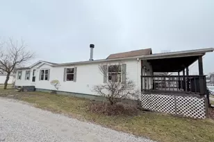 527 W 3rd St, Uhrichsville, OH 44683 - Photo 2