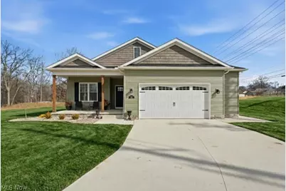 911 Dogwood Drive, Hubbard, OH 44425 - Photo 1