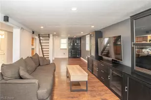 266 Hazelwood Ave, Barberton, OH 44203 - Photo 2