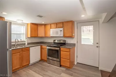 266 Hazelwood Avenue, Barberton, OH 44203 - Photo 6