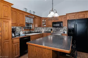 407 31st St SW, Barberton, OH 44203 - Photo 6