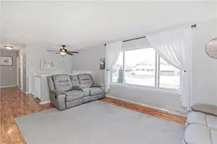 3529 Hunter Dr, North Olmsted, OH 44070 - Photo 4