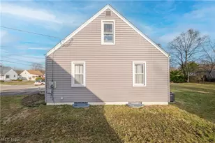 60 Renee Dr, Struthers, OH 44471 - Photo 4