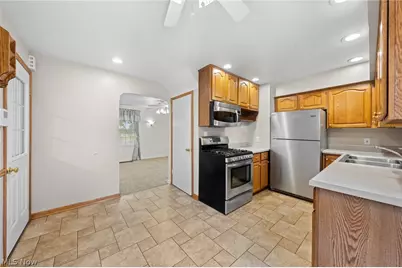 25 S Van Buren Avenue, Barberton, OH 44203 - Photo 8