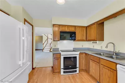 120 Ambleside Way, Amherst, OH 44001 - Photo 8