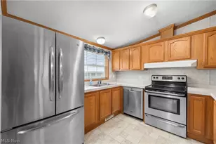 354 Pin Oak Cir, Elyria, OH 44035 - Photo 4